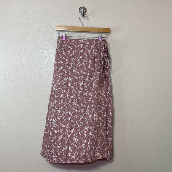Urban Romantics - Pink & White Floral Midi Wrap Skirt - Picture 12 of 14
